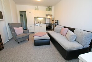 Living room - Modernes Appartement mit Balkon, Wiek (Wiek)