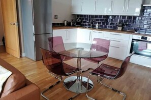 Microwave, oven, stovetop, dishwasher - Modern City-Centre Apartment with Stunning Views & Free Parking (Cardiff)