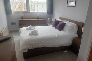 2 bedrooms, iron/ironing board, Internet, bed sheets - Modern City-Centre Apartment with Stunning Views & Free Parking (Cardiff)
