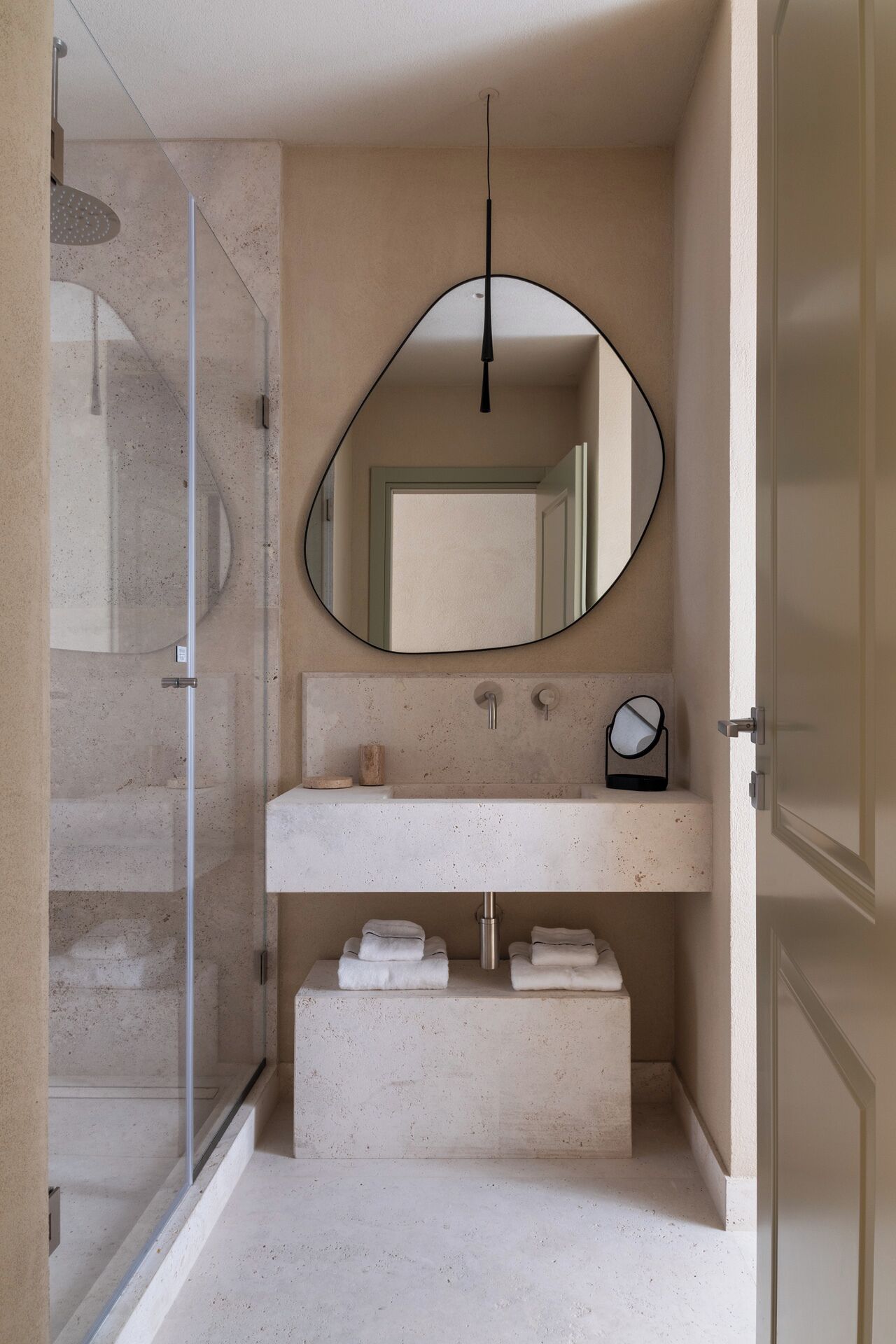 Ducha, secador de pelo, toallas y jabón