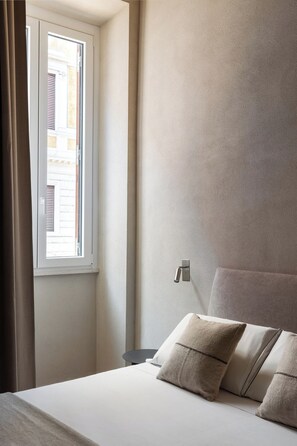 Superior driepersoonskamer | Een kluis op de kamer, een strijkplank/strijkijzer, gratis wifi