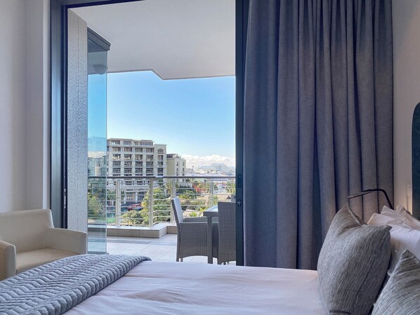 Standard Apartment, 1 Bedroom, Non Smoking, Harbor View | In-room safe, free WiFi