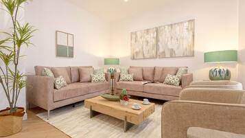 Apartment (4 Bedrooms) | Living room