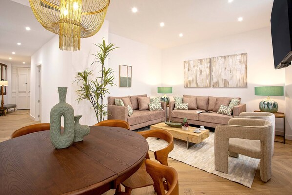 Apartment (4 Bedrooms) | Living area