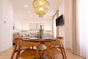 Apartment (4 Bedrooms) | In-room dining