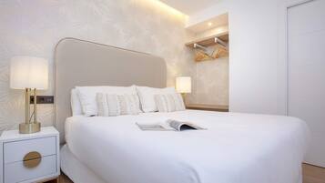 3 dormitorios, tabla de planchar con plancha, ropa de cama