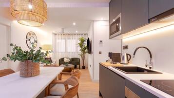 Frigorífico, microondas, horno y lavavajillas