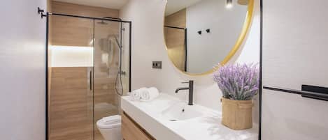 Apartment (3 Bedrooms) | Bathroom | Shower, free toiletries, hair dryer, towels