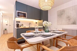 Appartement (3 Bedrooms) | Restauration dans la chambre