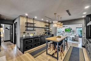 Fridge, microwave, oven, stovetop - Waterfront / Heated Pool / Martini Key / Residence (Fort Lauderdale)
