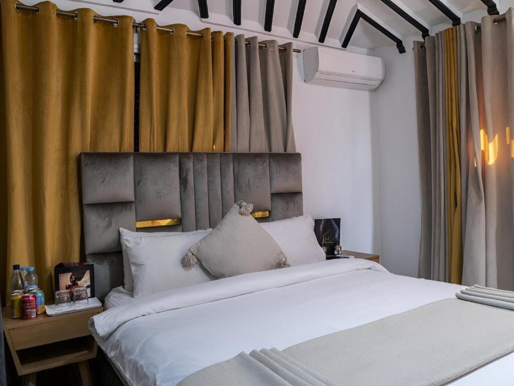 Double Room, 1 King Bed | Iron/ironing board, WiFi (free)