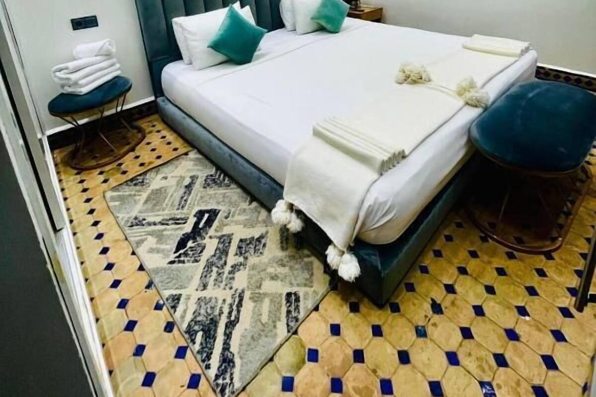 Camera doppia, 1 letto king, vista cortile | Ferro/asse da stiro, Wi-Fi gratuito