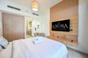43-inch flat-screen TV with digital channels - Luxury Studio in Azizi Riviera  (Dubai)
