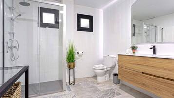 Apartamento (3 Bedrooms) | Banheiro | Chuveiro, produtos de toalete grátis, secador de cabelo