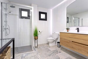 Apartamento (3 Bedrooms) | Banheiro | Chuveiro, produtos de toalete grátis, secador de cabelo 