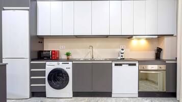 Apartemen (3 Bedrooms) | Dapur pribadi | Lemari es besar, microwave, oven, dan kompor