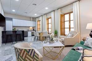 Apartment (3 Bedrooms) | Living area - Elegant Stay Plaza de las Tendillas II (Córdoba)