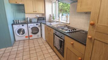 Lave-vaisselle, batterie de cuisine, vaisselle et ustensiles