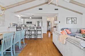 TV - Stay at The Blue Pearl | Chill Coastal Vibes (Galveston)