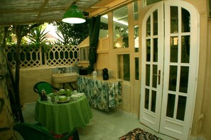 Outdoor dining - GREEN ROOM OF ARTISTS (Vada)