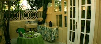 GREEN ROOM OF ARTISTS