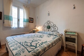 3 bedrooms, iron/ironing board, internet, bed sheets