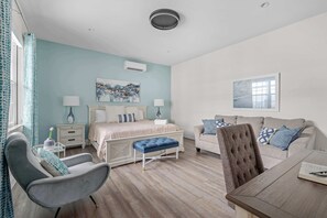 6 soverom, skrivebord, strykejern/-brett og reiseseng for barn