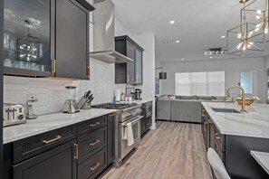 Kjøleskap, mikrobølgeovn, ovn og kokeplater