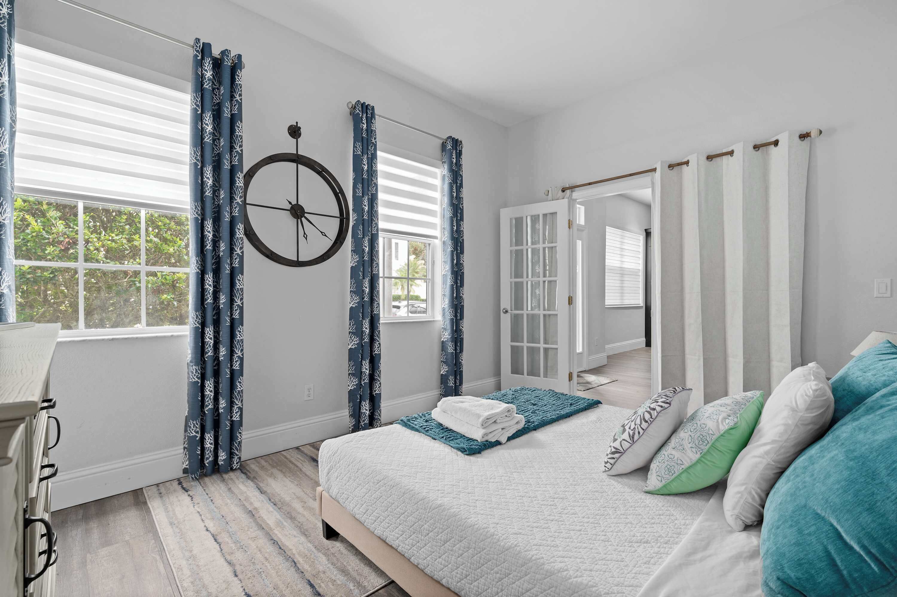 6 Schlafzimmer, Schreibtisch, Bügeleisen/Bügelbrett, Reisekinderbett