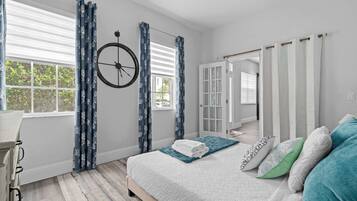 6 Schlafzimmer, Schreibtisch, Bügeleisen/Bügelbrett, Reisekinderbett