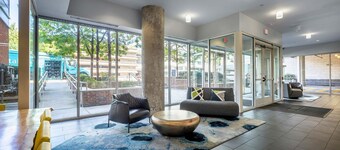 Modern Apt Downtown with Pool