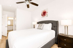 2 bedrooms, desk, iron/ironing board, WiFi - Modern Apt Downtown with Pool (Stamford, CT)