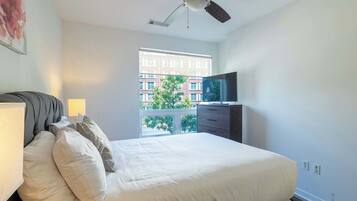 2 bedrooms, desk, iron/ironing board, WiFi