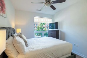 2 bedrooms, desk, iron/ironing board, WiFi