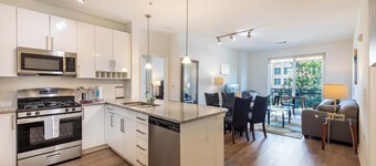 Modern Apt Downtown with Pool