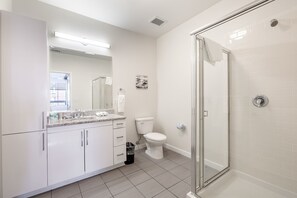 Bruser, hårtørrer, håndklæder