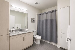 Shower, hair dryer, towels - Modern Apt Downtown with Pool (Stamford, CT)