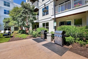 Outdoor dining - Modern Apt Downtown with Pool (Stamford, CT)