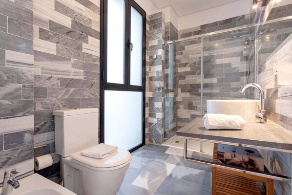 Apartamento (1 Bedroom) | Banheiro | Chuveiro, produtos de toalete grátis, secador de cabelo, bidê