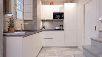 Apartment (2 Bedrooms) | Dapur peribadi | Peti sejuk/penyejuk beku saiz penuh, ketuhar gelombang mikro, dapur