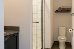 Douche, sèche-cheveux, serviettes fournies