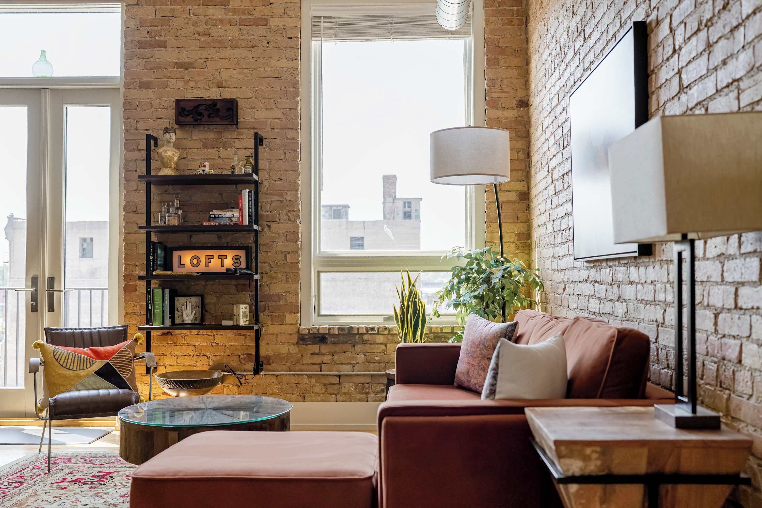 Una televisión, una oficina