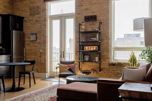TV, offices - The Urban Alchemist Loft (Benton Harbor)