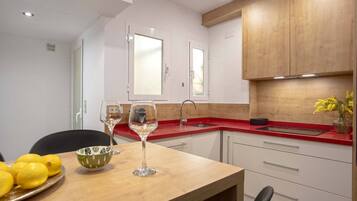 Apartment (4 Bedrooms) | Private kitchen | Fridge, microwave, oven, stovetop