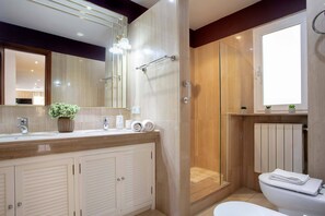 アパートメント (4 Bedrooms) | バスルーム | シャワー、バスアメニティ (無料)、ヘアドライヤー、タオル