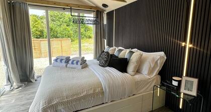 GLASS HOUSE - ROMANTIC ESCAPE | SLEEPS 2 | HOT TUB | BBQ | PATIO | WI-FI