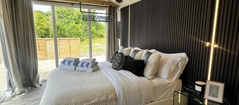 GLASS HOUSE - ROMANTIC ESCAPE | SLEEPS 2 | HOT TUB | BBQ | PATIO | WI-FI