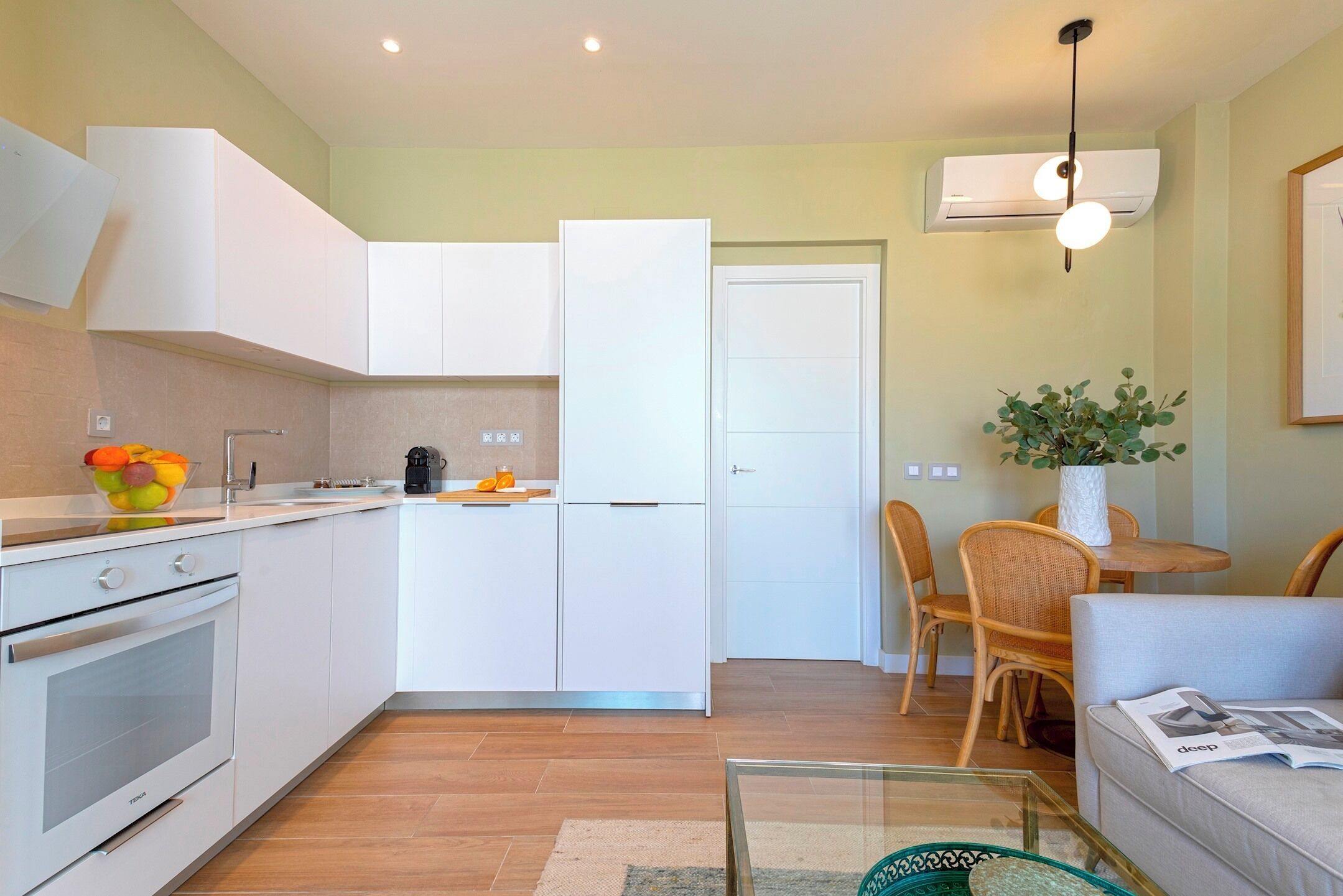 Appartement (1 Bedroom) | Privékeuken | Een koelkast, een oven, een vaatwasser, een kinderstoel