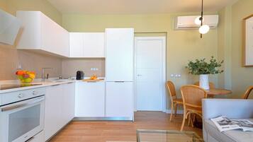 Apartment (1 Bedroom) | Dapur peribadi | Peti sejuk, ketuhar, mesin basuh pinggan mangkuk, kerusi tinggi