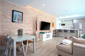 Apartamento (2 Bedrooms) | Zona de estar | Una televisión